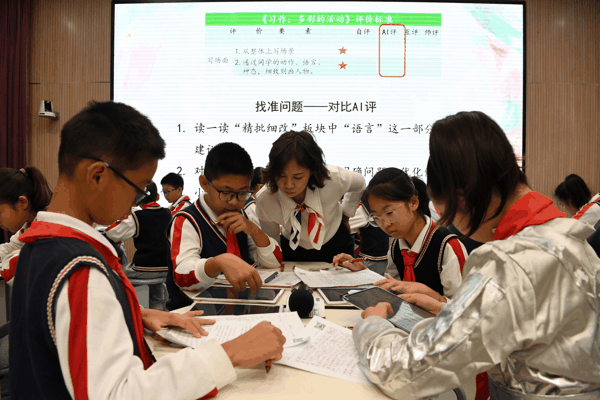 2025年10月15日,在北京市海淀区第四实验小学《多彩的活动》主题语文公开课上,老师借助AI评改指导学生(图:新华社)