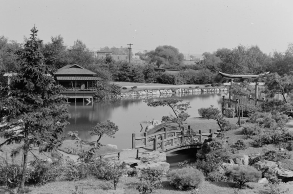 图3 日本山池花园,1916年 Japanese Hill-and-Pond Garden, 1916. Photo by .png