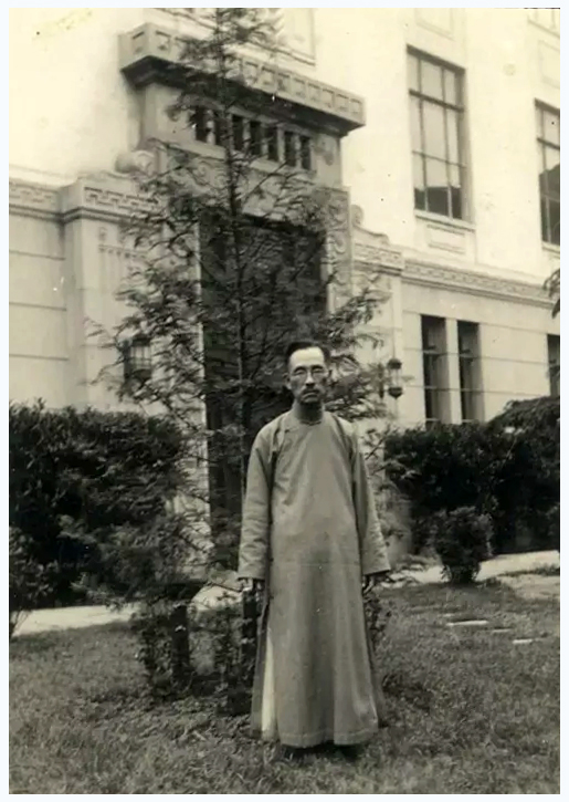 1954-胡先骕站在水杉前.jpg