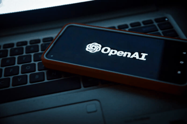 图为装置上的OpenAI标志。 (图取自Unsplash图库)