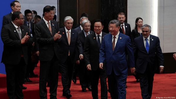 图为习近平与多国政要出席世界AI大会