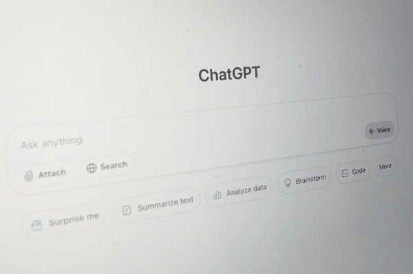 由OpenAI研發的生成式機器人ChatGPT主介面。(美聯社)