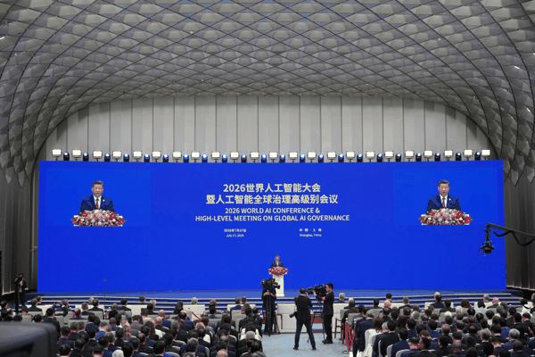 习近平今年7月在上海举行的世界人工智能大会开幕式上发表讲话。他表示,中国支持人工智能开放合作,但防范失控的措施要及时完善。