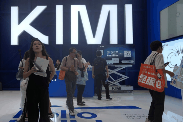 中国人工智能初创公司月之暗面在世界人工智能大会上展示Kimi K3模型。它在性能上可与一些美国顶尖人工智能模型相媲美。