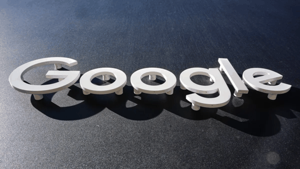2025年10月27日。紐約一棟建築上的Google標誌。(AP)