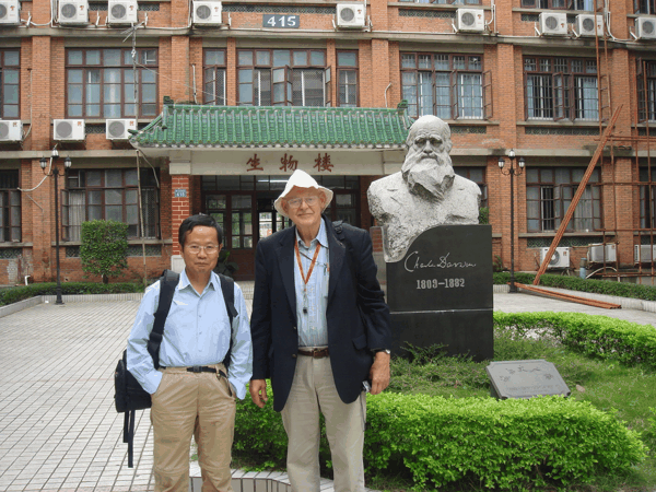 在中山大学陈焕镛院士雕像前的合影.JPG