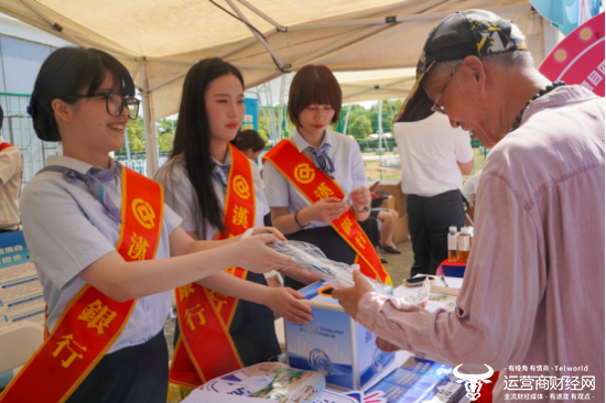 图为汉口银行工作人员正在为市民游客做讲解。新华网 陈周璇 摄