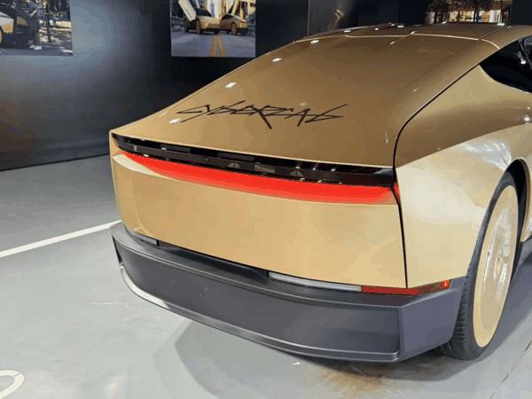 前面是 Model 的圆润,后面是 Cybertruck 的硬朗|图片来源:极客公园
