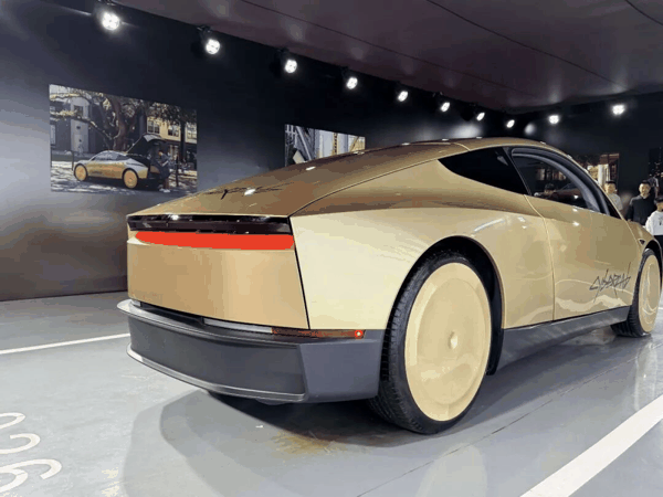 前面是 Model 的圆润,后面是 Cybertruck 的硬朗|图片来源:极客公园