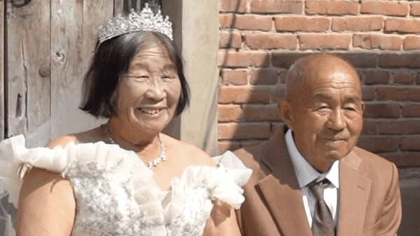 河南郑州:高校学子用镜头为老人圆婚纱梦