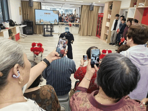 社区老人对机器人充满兴趣
