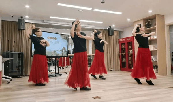 本土文艺团体轮番登台